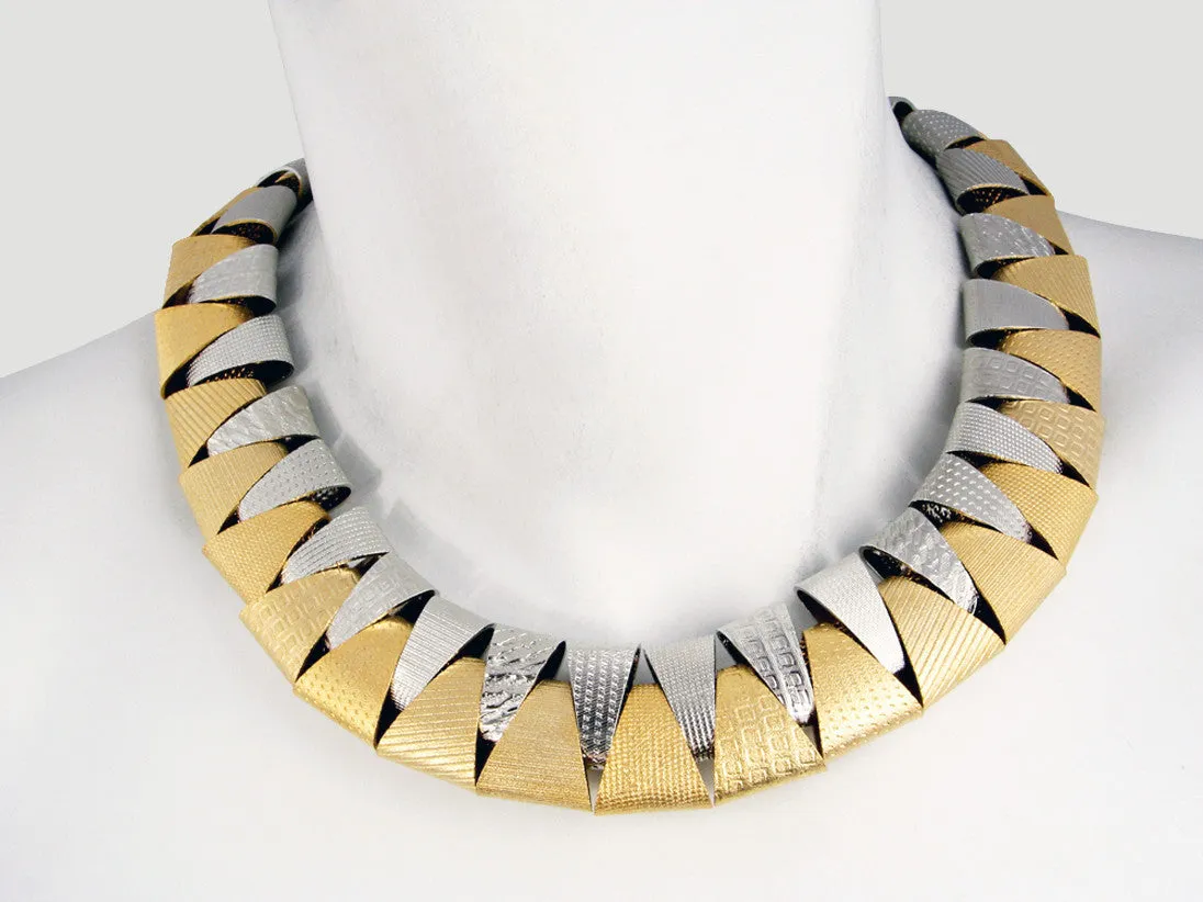 Two-Tone Round Collar